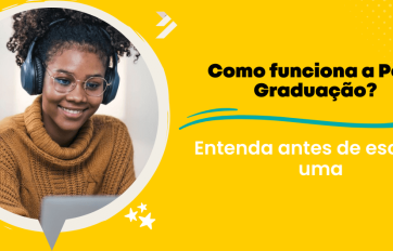 Estudante usando fones de ouvido e notebook em destaque em banner amarelo com o título “Como funciona a Pós-Graduação? Entenda antes de escolher uma.