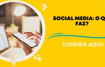 Pessoa usando celular à noite com notebook ao fundo, ilustrando o que faz um social media em seu dia a dia profissional.
