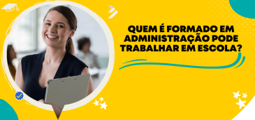 Profissional sorridente segurando prancheta em ambiente educacional, representando oportunidades na gestão escolar para administradores.