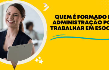 Profissional sorridente segurando prancheta em ambiente educacional, representando oportunidades na gestão escolar para administradores.